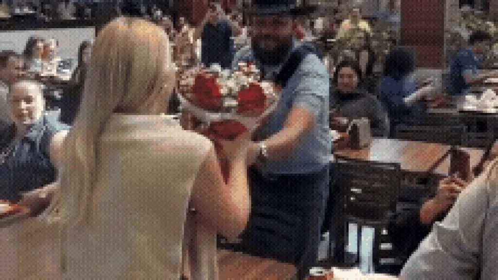 Cantor faz serenata para esposa em praça de alimentação