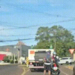 Motociclista é flagrado rebocando jovem de patins em Campo Grande