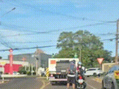 Motociclista é flagrado rebocando jovem de patins em Campo Grande