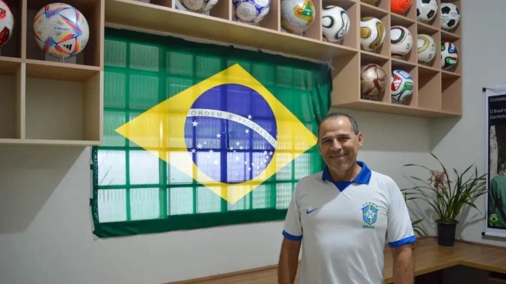 Policial completa coleção de bolas de todas as Copas em 3 anos