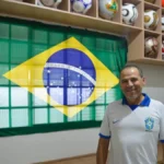 Policial completa coleção de bolas de todas as Copas em 3 anos