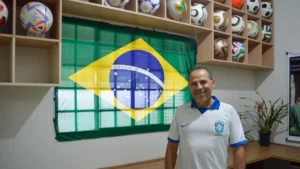 Policial completa coleção de bolas de todas as Copas em 3 anos