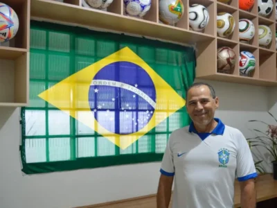 Policial completa coleção de bolas de todas as Copas em 3 anos