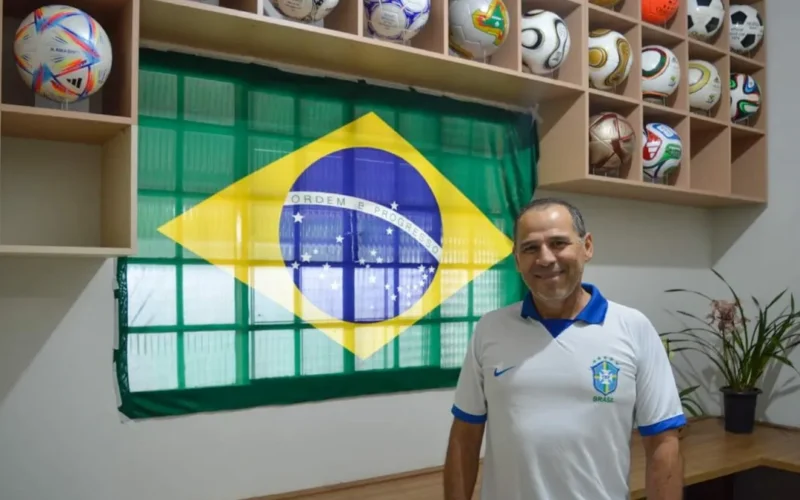 Policial completa coleção de bolas de todas as Copas em 3 anos