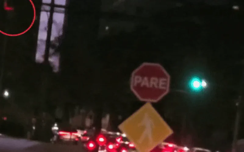 Falha em semáforo deixa dois sinais verdes no horário de pico em Campo Grande