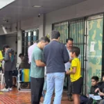 Chuva e jogo do Brasil não param crianças na troca de figurinhas