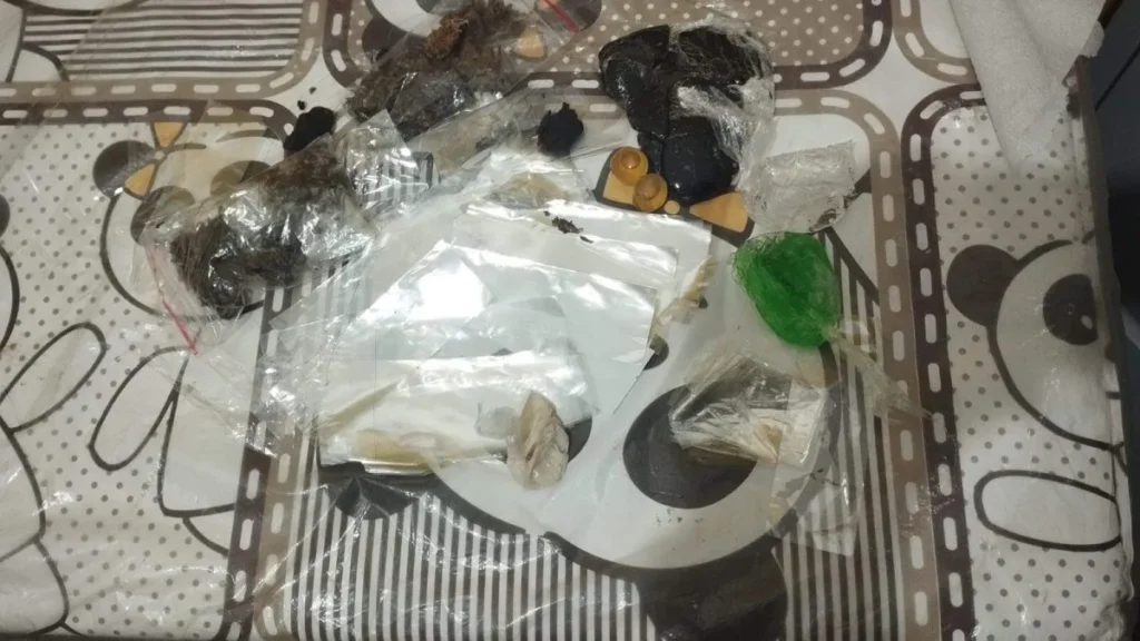 Mulher tenta levar drogas no sutiã para preso em Dourados
