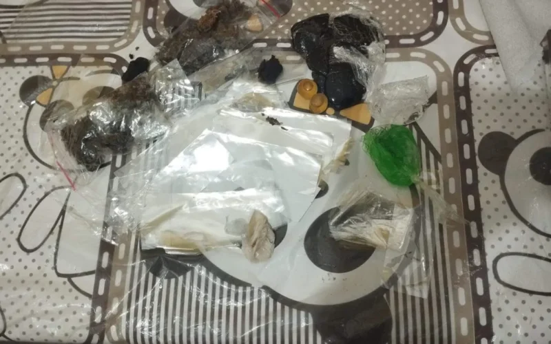 Mulher tenta levar drogas no sutiã para preso em Dourados