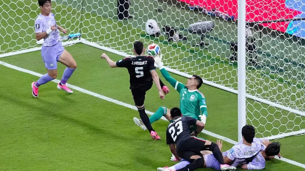 México vence Coreia e avança às oitavas da Copa