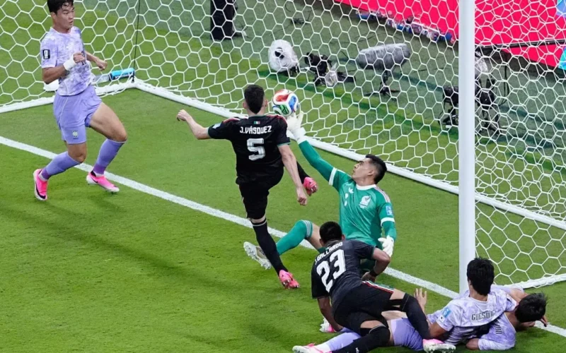 México vence Coreia e avança às oitavas da Copa