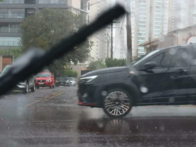 Chuva forte atinge Campo Grande após alerta de tempo instável
