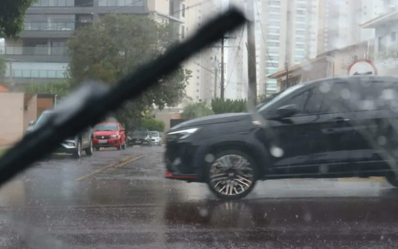 Chuva forte atinge Campo Grande após alerta de tempo instável