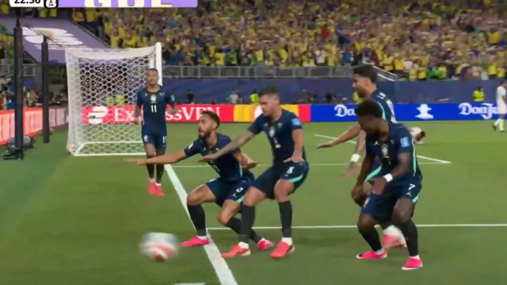 Matheus Cunha aproveita erro e abre placar para o Brasil
