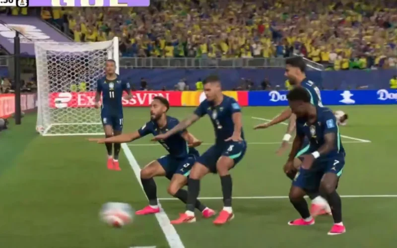 Matheus Cunha aproveita erro e abre placar para o Brasil