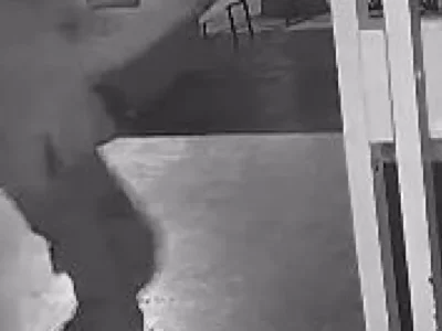 Dupla invade tabacaria e deixa dois feridos a tiros em Coxim