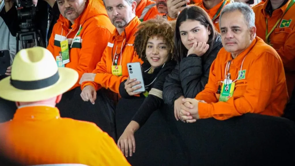 Jovens vereadoras de 15 anos observam Lula de perto em MS