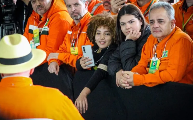 Jovens vereadoras de 15 anos observam Lula de perto em MS
