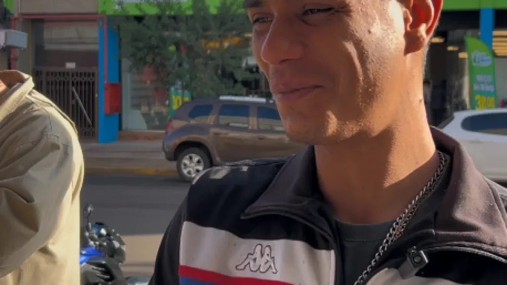 Pedreiro tira novo RG em mutirão após 4 anos sem documentos