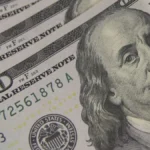 Dólar cai a R$ 5,16 após dados de emprego no Brasil