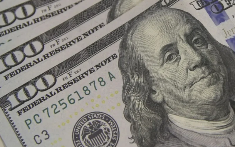 Dólar cai a R$ 5,16 após dados de emprego no Brasil