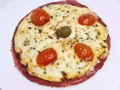 Pizza de beterraba: receita saudável e colorida para variar o cardápio