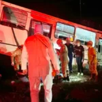 Ônibus bate em carreta-cegonha e sai da pista na BR-163