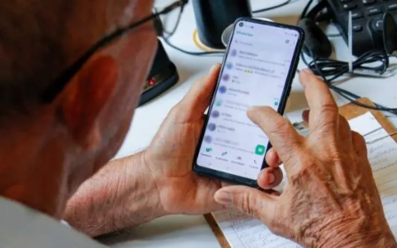 Uso da internet entre idosos cresce 30% em seis anos, aponta IBGE