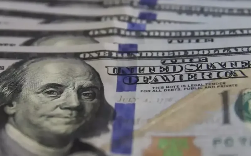 Dólar volta a cair e fecha semana cotado a R$ 5,16