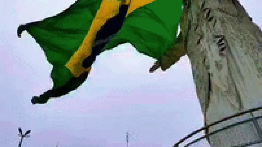 Cristo Rei do Pantanal exibe bandeirão do Brasil na Copa