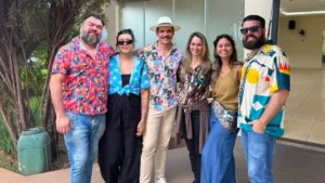 Amigos coloridos celebram a vida em despedida de Tiago Pitthan