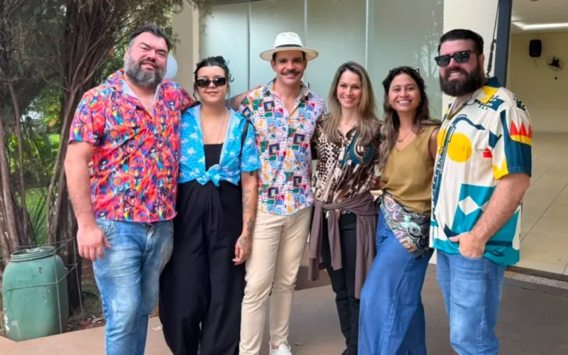 Amigos coloridos celebram a vida em despedida de Tiago Pitthan