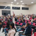 Professores rejeitam parcelamento e exigem reajuste integral em 2026