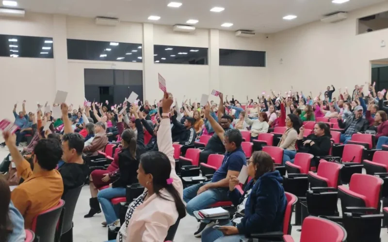 Professores rejeitam parcelamento e exigem reajuste integral em 2026