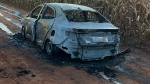 Carro usado em execução com 20 tiros é achado queimado na fronteira
