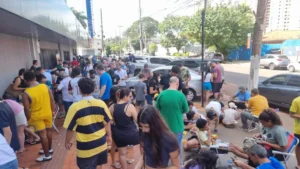 Copa: eliminação do Brasil não freia febre por figurinhas