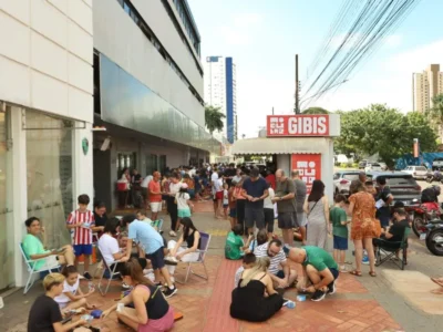 Colecionadores seguem saga para completar álbum da Copa