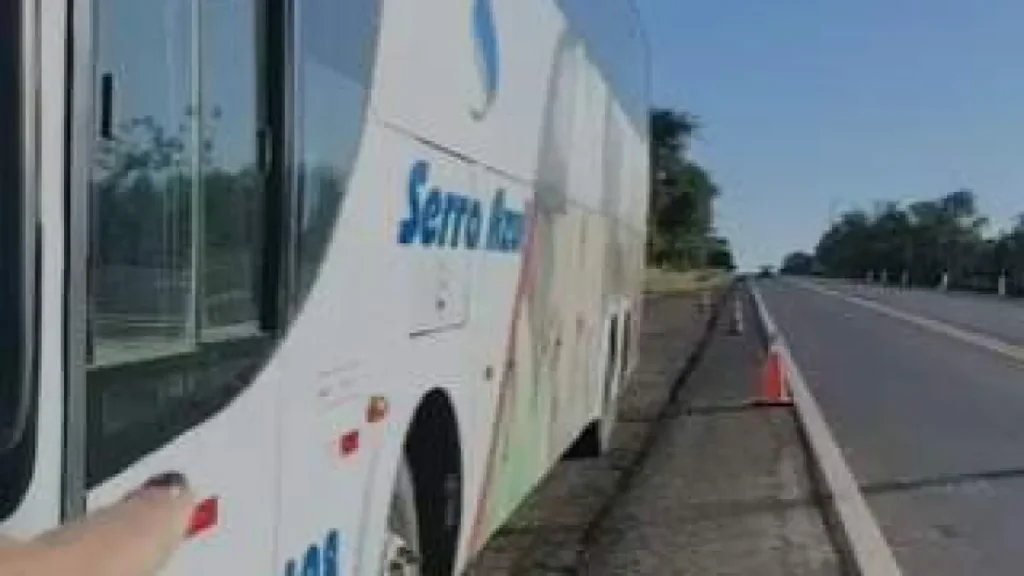 Pane dupla em ônibus deixa passageiros sem água e comida na BR-163