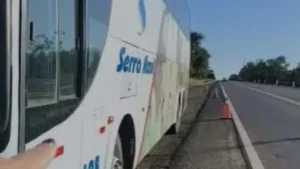 Pane dupla em ônibus deixa passageiros sem água e comida na BR-163