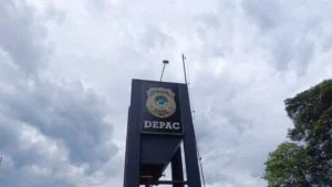 Mulher escapa e prende companheiro por cárcere privado