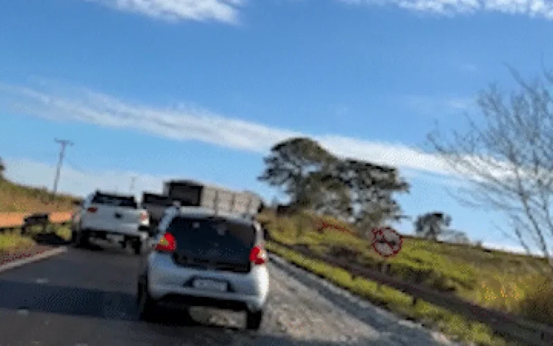 Sebo na pista interdita parcialmente trecho da MS-395