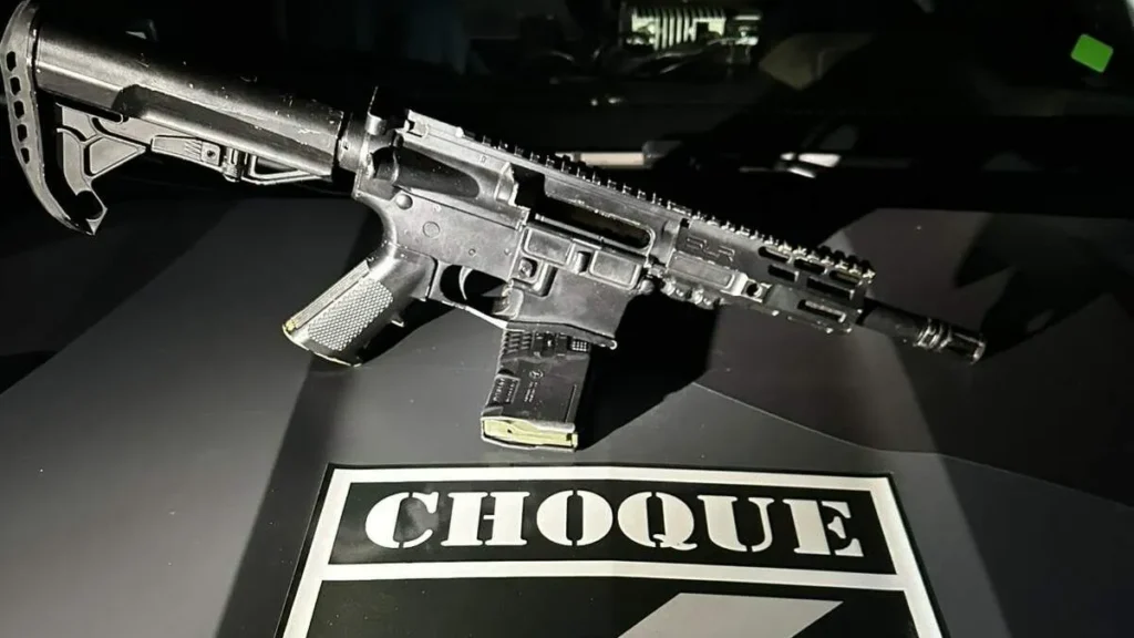 Fuzil M4 americano avaliado em R$ 40 mil é achado em avenida