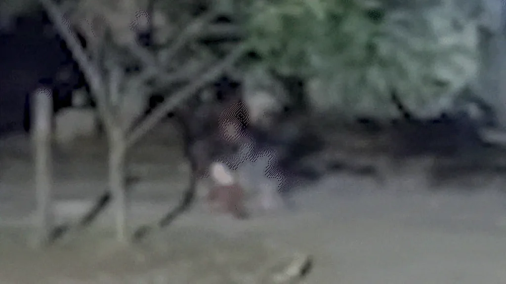Homem é esfaqueado por dupla no meio da rua e fica em estado grave