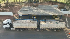 Carreta com 40 mil pacotes de cigarros contrabandeados é apreendida em MS