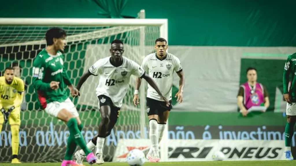Atlético-MG vence Palmeiras em SP e impede disparada do líder