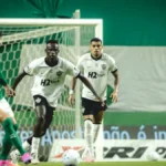 Atlético-MG vence Palmeiras em SP e impede disparada do líder