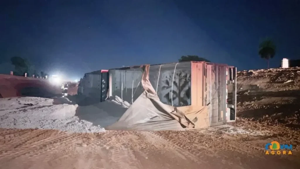 Carreta tomba após cair em desnível em obra na BR-163, em Coxim