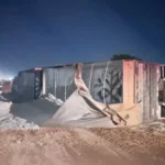 Carreta tomba após cair em desnível em obra na BR-163, em Coxim
