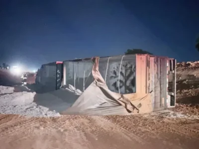 Carreta tomba após cair em desnível em obra na BR-163, em Coxim