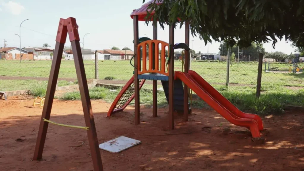 Praça sem placa e abandonada: a homenagem esquecida a menino morto