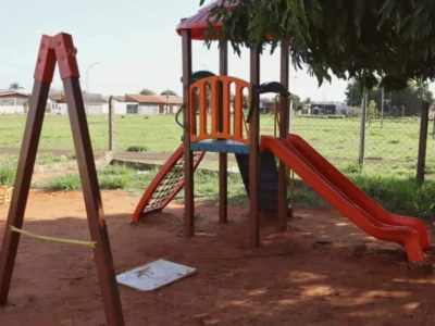 Praça sem placa e abandonada: a homenagem esquecida a menino morto